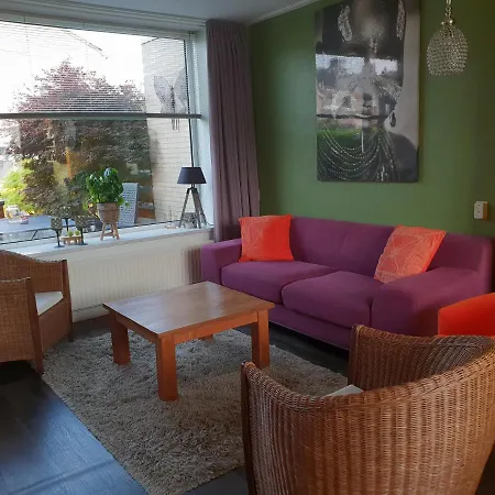 Hoekwoning Met Grote Tuin Nabij Centrum